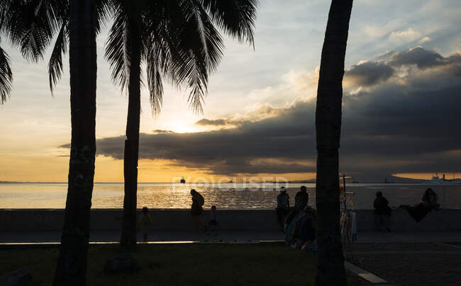 Baywalk, au coucher du soleil, boulevard Roxas, Manille, Philippines — Photo de stock
