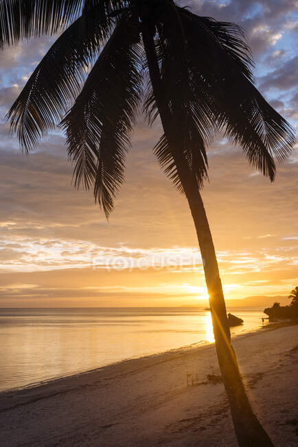 Пляж Анда на закате, остров Феол, Висаяс, Филиппины — стоковое фото