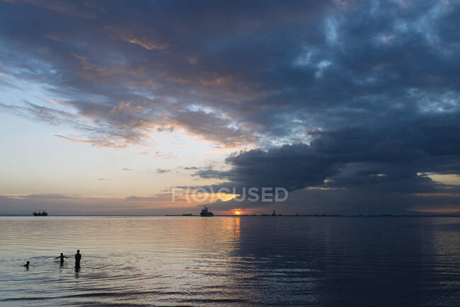 Захід сонця над затокою Маніла (бульвар Роксас, Маніла, Філіппіни). — стокове фото