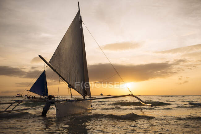 'Paraw' Boote am White Beach, Boracay, Die Visayas, Philippinen — Stockfoto