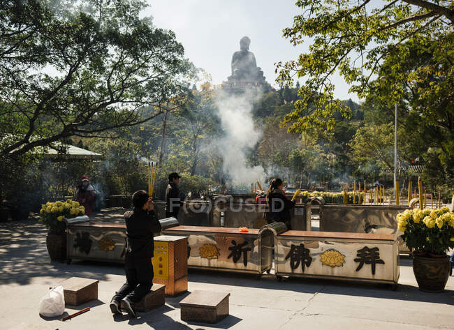 Burning incense, Po Lin Monastery, Lantau Island, Hong Kong, Chi — Stock Photo