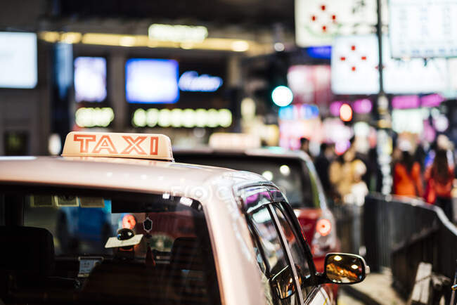 Taxis esperando en la calle, Causeway Bay, Hong Kong, China - foto de stock