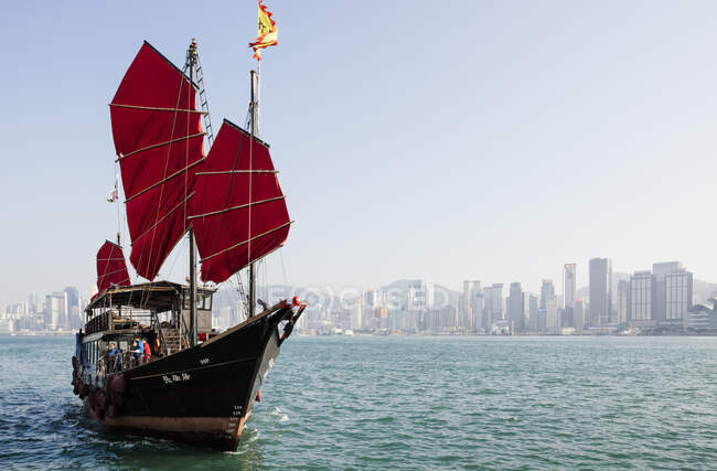 Voile traditionnelle chinoise dans le port de Hong Kong, Hong Kong — Photo de stock