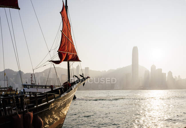 Tradicional chinês Junk vela no porto de Hong Kong, Hong Kong — Fotografia de Stock