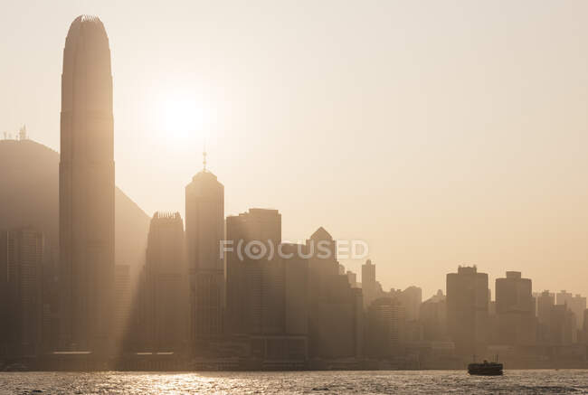 Vista del edificio de la CFI y el horizonte de Hong Kong al amanecer, Hong Kong - foto de stock