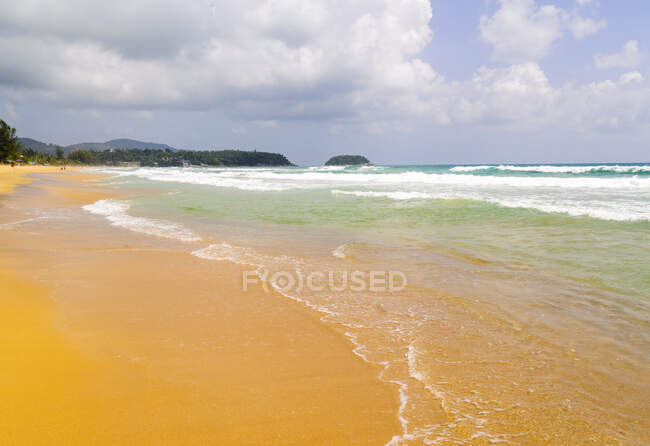 Vista de la playa vacía, Phuket, Tailandia - foto de stock