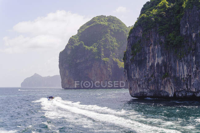 View of rock formations and speed boat, Phi Phi Islands, Thailan — Stock Photo