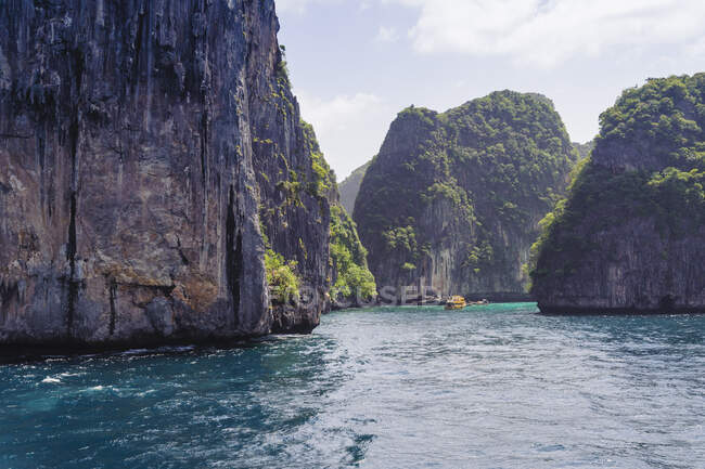 Veduta di formazioni rocciose e barche, Phi Phi Islands, Thailandia — Foto stock
