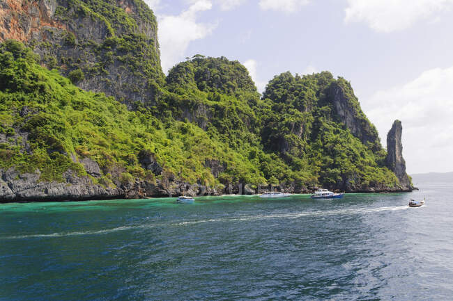 Veduta delle formazioni costiere e rocciose, Phi Phi Islands, Thailandia — Foto stock