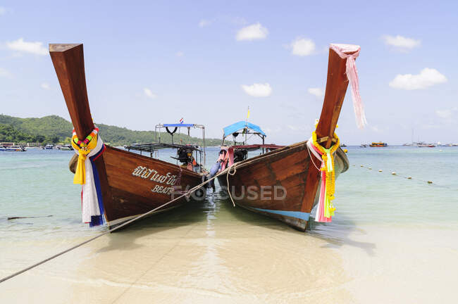 Due barche tradizionali sulla spiaggia, Isole Phi Phi, Thailandia — Foto stock