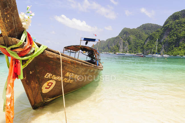 Bateau traditionnel sur la plage, Îles Phi Phi, Thaïlande — Photo de stock