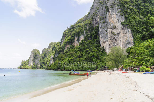 Veduta di scogliere e spiaggia, Isole Phi Phi, Thailandia — Foto stock