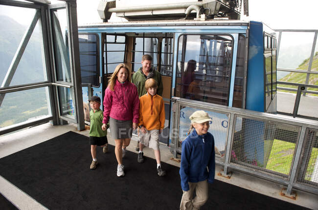 Familie mit drei Kindern steigt in Alyeska Resort, Girdw aus der Straßenbahn aus — Stockfoto
