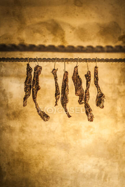 Carne pendurada para secar em ganchos, Windhoek, Namíbia, Namíbia — Fotografia de Stock