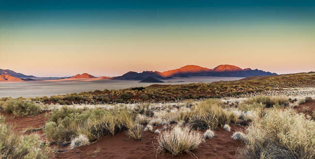 Paysage au crépuscule dans la réserve naturelle de Namibrand, Namibie — Photo de stock