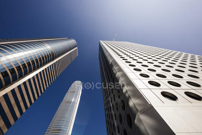 Arranha-céus modernos, vista de baixo ângulo, Central Hong Kong, China — Fotografia de Stock