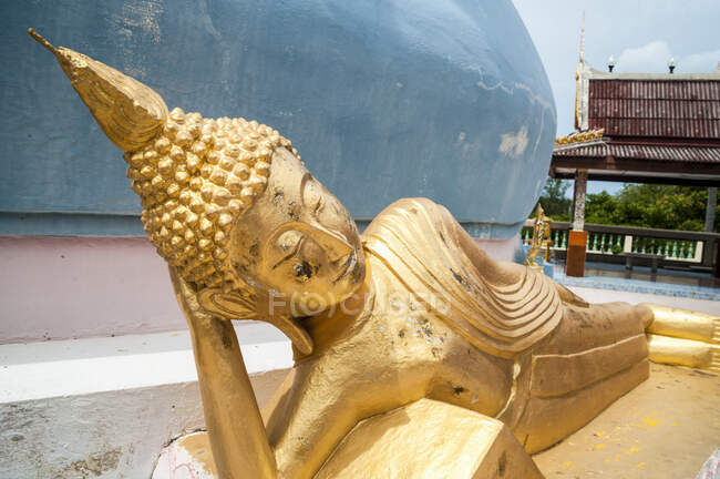 Reclinando estátua de ouro no templo budista, Koh Samui, Tailândia — Fotografia de Stock