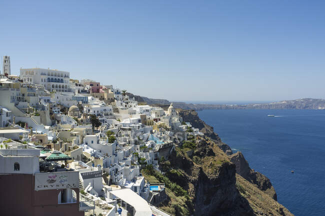 View of whitewashed town and coast,  Fira, Santorini, Greece — Stock Photo
