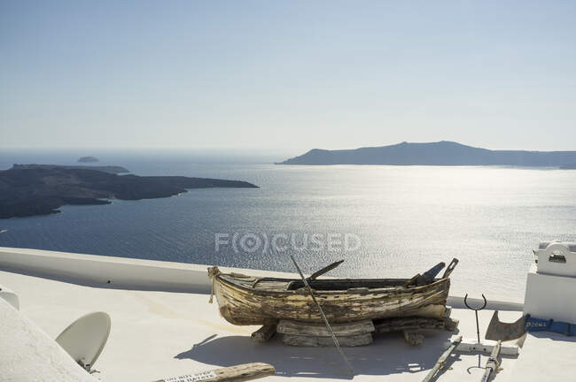 Blick auf altes Boot auf weißgetünchtem Dach, Oia, Santorin, Griechenland — Stockfoto