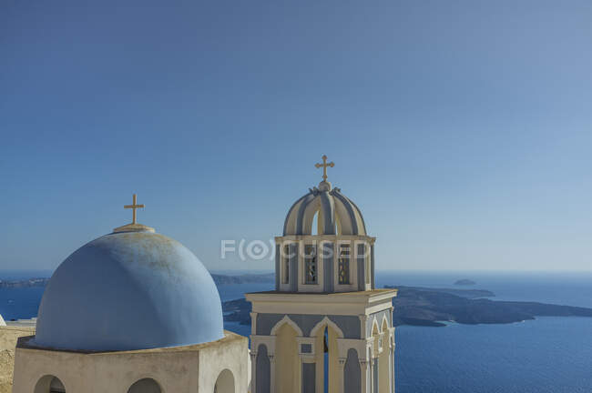 Veduta delle chiese a cupola e del mare, Oia, Santorini, Grecia — Foto stock
