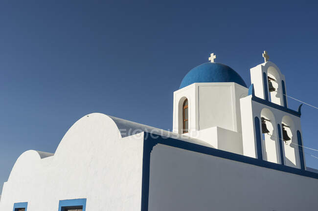 Blick auf weiß getünchte Kirche und blauen Himmel, Oia, Santorin, Griechenland — Stockfoto