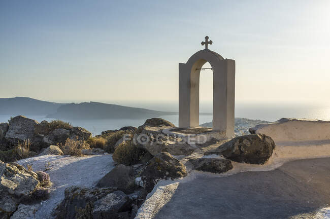 Вид на религиозную арку и крест на побережье, Ойя, Санторини, — стоковое фото