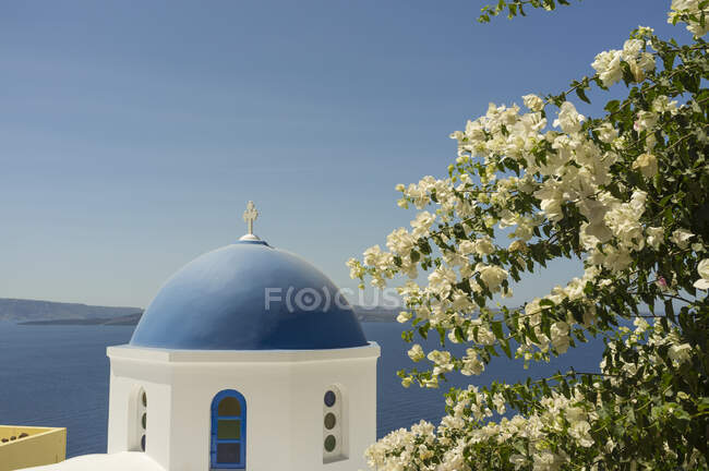 Vue sur l'église en dôme et la mer, Oia, Santorin, Grèce — Photo de stock