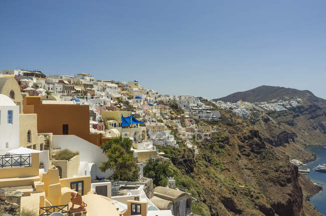 Erhöhter Blick auf Stadt und Küste, Oia, Santorin, Griechenland — Stockfoto