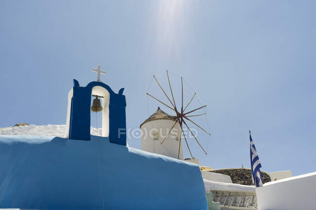 Niedriger Blickwinkel auf Kirche und alte Windmühle, Oia, Santorin, Griechenland — Stockfoto