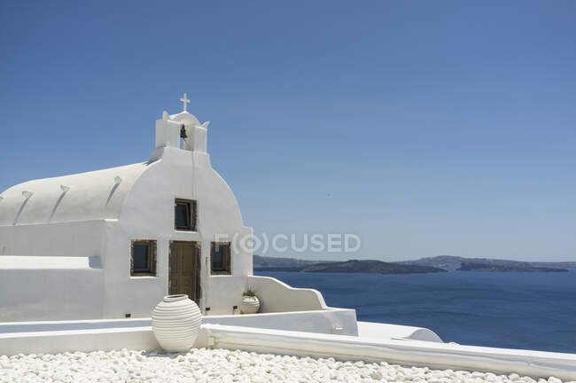 Vista de la azotea de la iglesia encalada, Oia, Santorini, Grecia - foto de stock