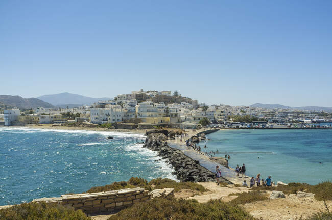 View of tourists crossing causeway, Naxos Island, Greece — Stock Photo