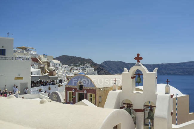Vista de tejados e iglesia encalada, Oia, Santorini, Grecia - foto de stock