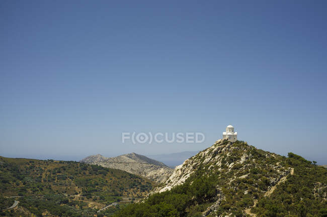 Vista elevada de la iglesia situada en la colina rural, Isla de Naxos, Grecia - foto de stock