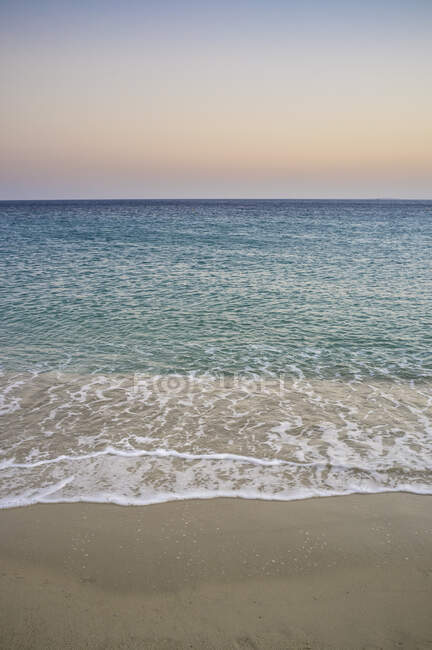 Praia e ondas oceânicas, Ilha Naxos, Grécia — Fotografia de Stock
