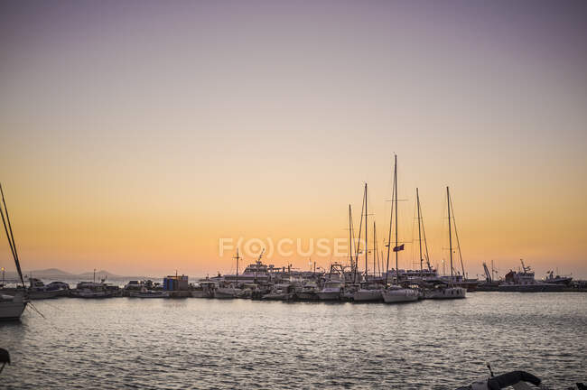 Blick auf Yachten und Boote in der Marina in der Abenddämmerung, Insel Naxos, Griechenland — Stockfoto
