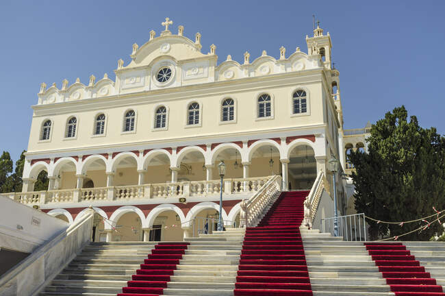 Blick auf die Kirche Unserer Lieben Frau von Tinos mit rotem Teppich auf der Treppe, Insel Tinos — Stockfoto