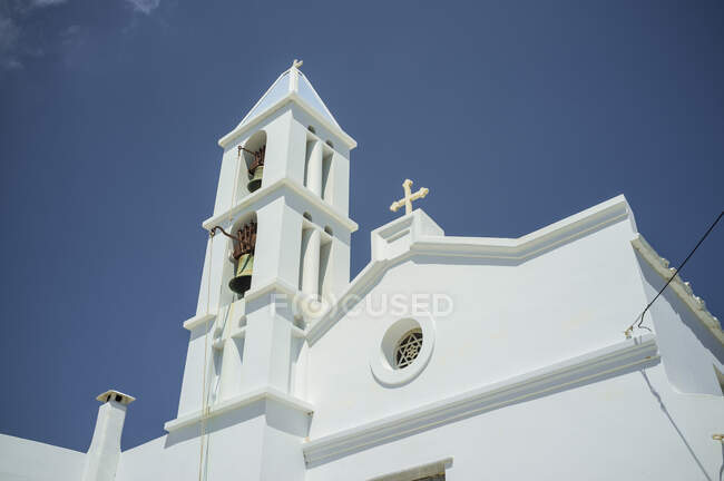 Низкоугольный вид белокаменной церкви, остров Тинос, Греция — стоковое фото