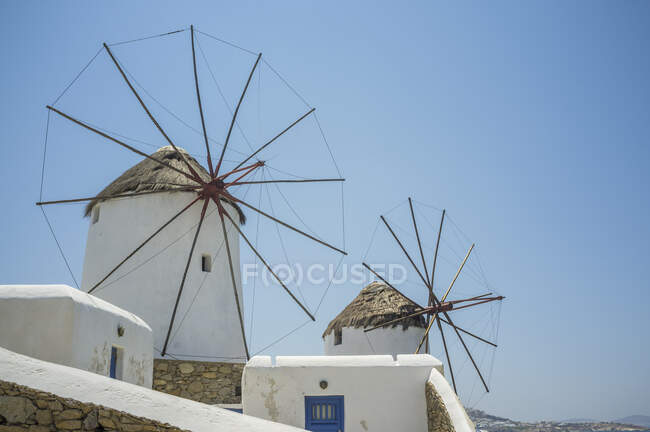 Vista de dos viejos molinos de viento, Mykonos, Grecia - foto de stock