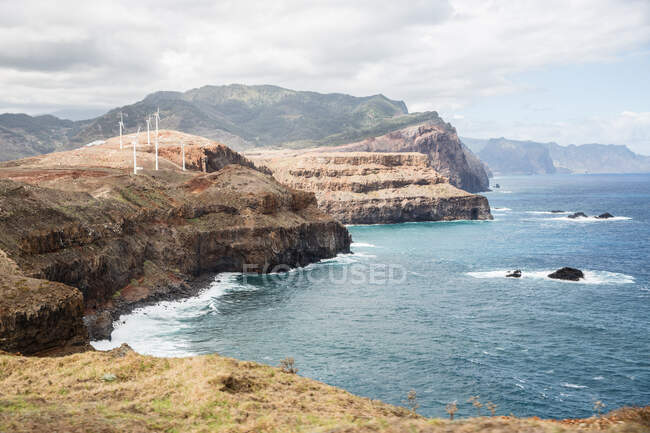 Parque eólico en la cima del acantilado, Madeira, Portugal - foto de stock