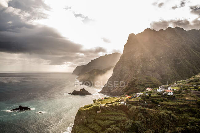 Meeres- und Berglandschaft bei Sonnenaufgang, Madeira, Portugal — Stockfoto