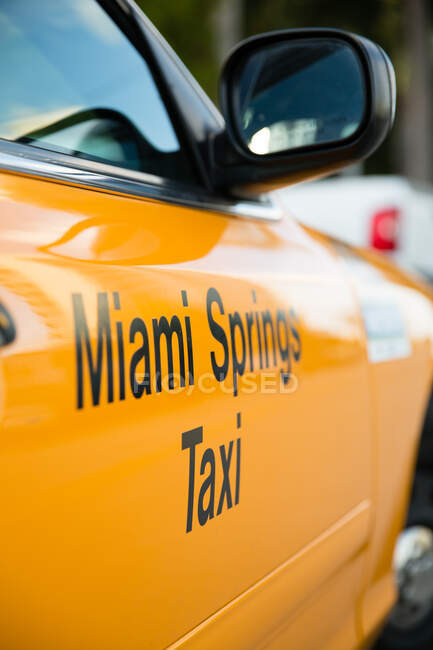 Vista recortada de la puerta amarilla del taxi, Miami Springs, Miami, Florida - foto de stock