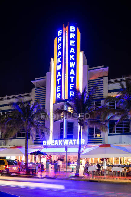 Hotel illuminated with neon sign, Ocean Drive, South Beach, Miam — Stock Photo