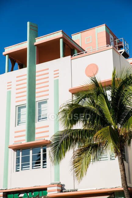 Vista a basso angolo di costruzione art deco e palma, Ocean Drive, Stati Uniti d'America — Foto stock