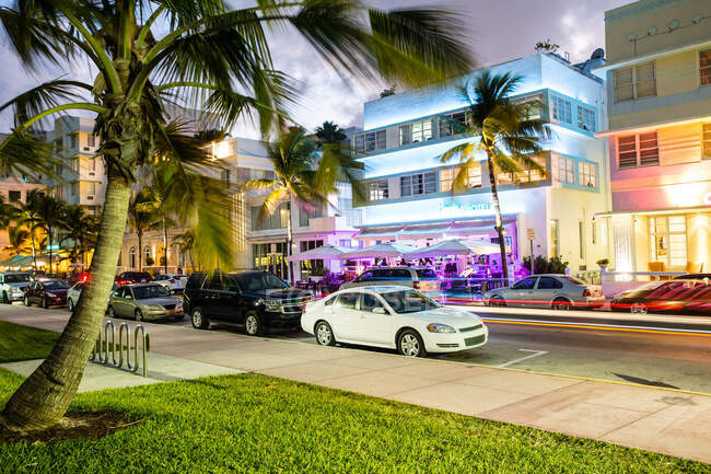 Buildings on Ocean Drive illuminated at night, South Beach, Miam — Stock Photo