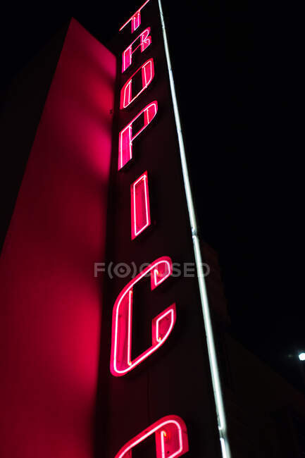 Vue en angle bas du panneau néon, Ocean Drive, South Beach, Miami, États-Unis — Photo de stock