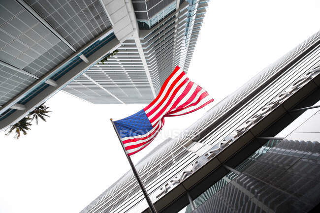 Vista ad angolo basso di bandiera americana e grattacieli, Miami, Florida, USA — Foto stock