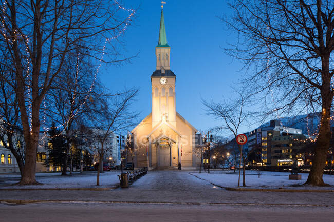 Тромський собор, освітлений вночі, Тромсо (Норвегія). — стокове фото
