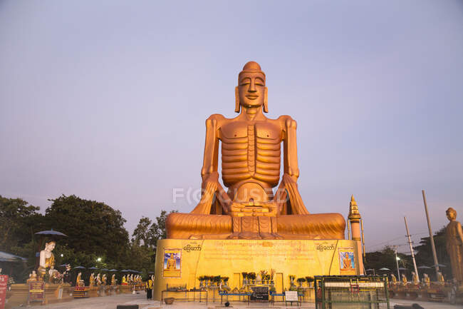 Buda de ayuno, Mackhayar Taik, Mandalay, Región de Mandalay, Birmania - foto de stock