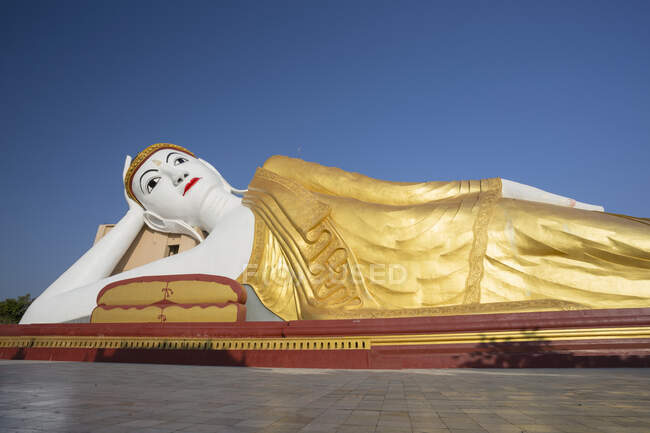 Бодхі Татаун, золотий лежачий будда біля Моніви (Сагаїнг). — стокове фото