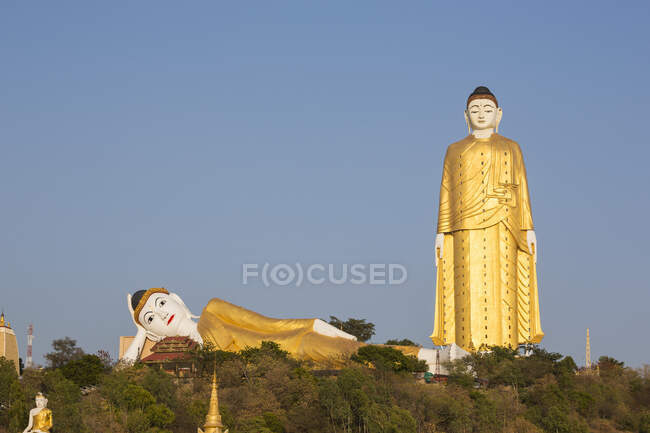 Bodhi Tataung, buddha distesi e in piedi dorati vicino a Monywa — Foto stock